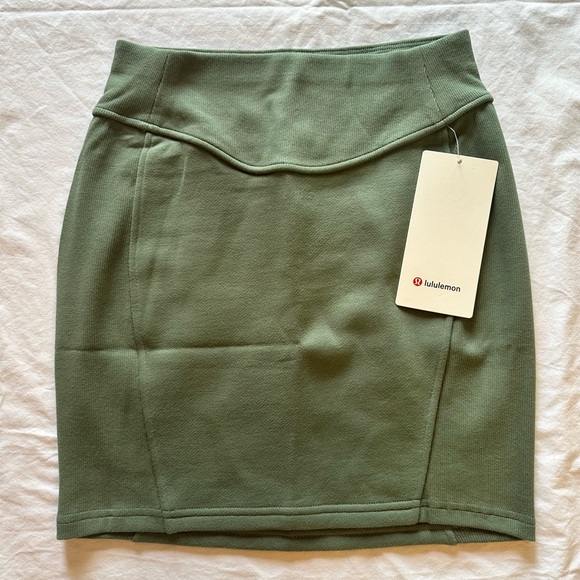 lululemon Scuba HR Mini Skirt - Picture 1 of 2